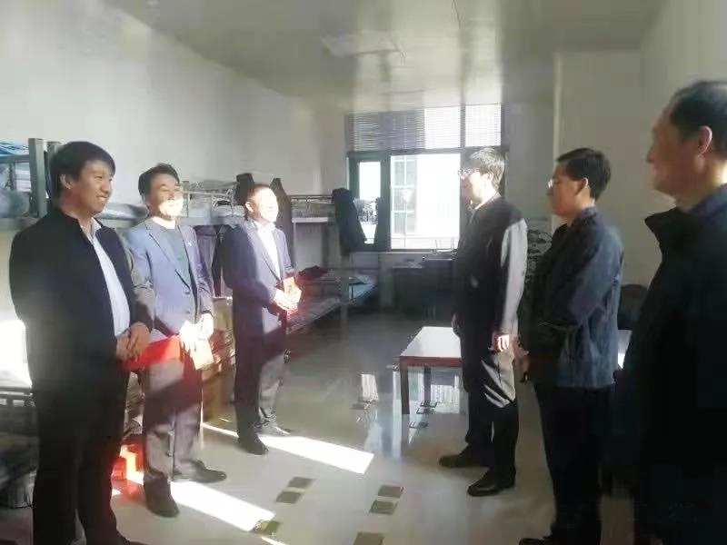 工業(yè)園區(qū)管委會、泓源公司慰問園區(qū)機關(guān)保安門衛(wèi)等一線人員(圖2)