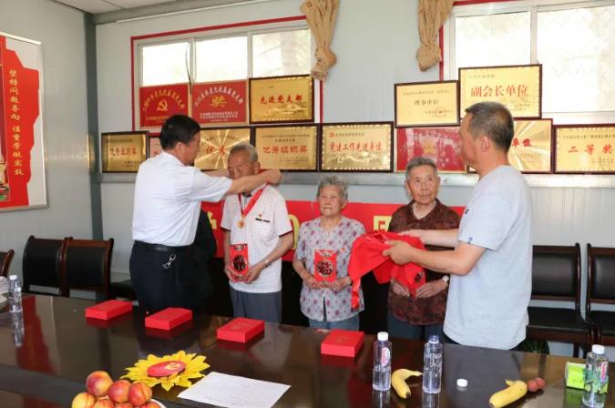 走訪慰問老黨員 深入實際學(xué)黨史—— 市政府國資委慰問泓源公司老黨員、困難黨員(圖2)