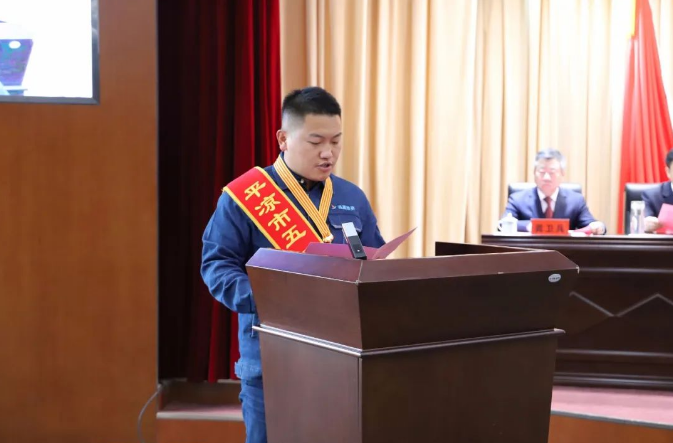 喜報！市產(chǎn)投集團員工楊李榮獲2022年平?jīng)鍪形逡粍趧营務(wù)?圖2)